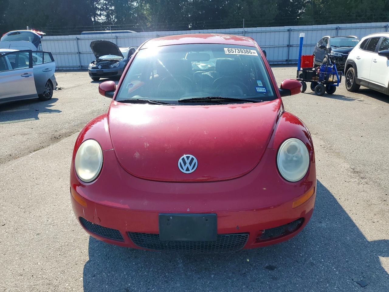 2010 VOLKSWAGEN NEW BEETLE — Фото 5 из 12