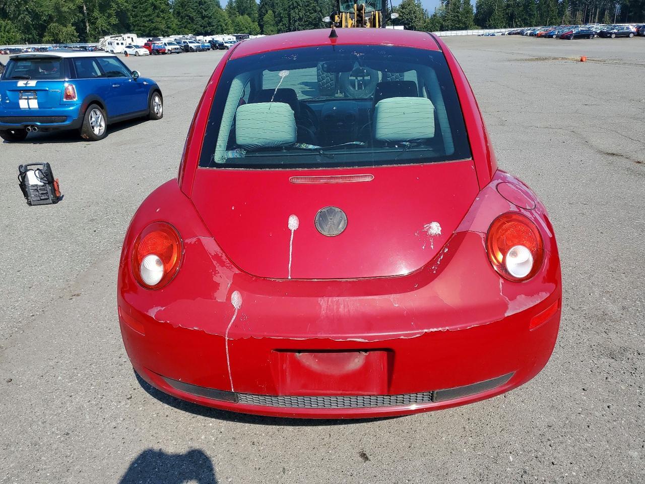 2010 VOLKSWAGEN NEW BEETLE — Фото 6 из 12