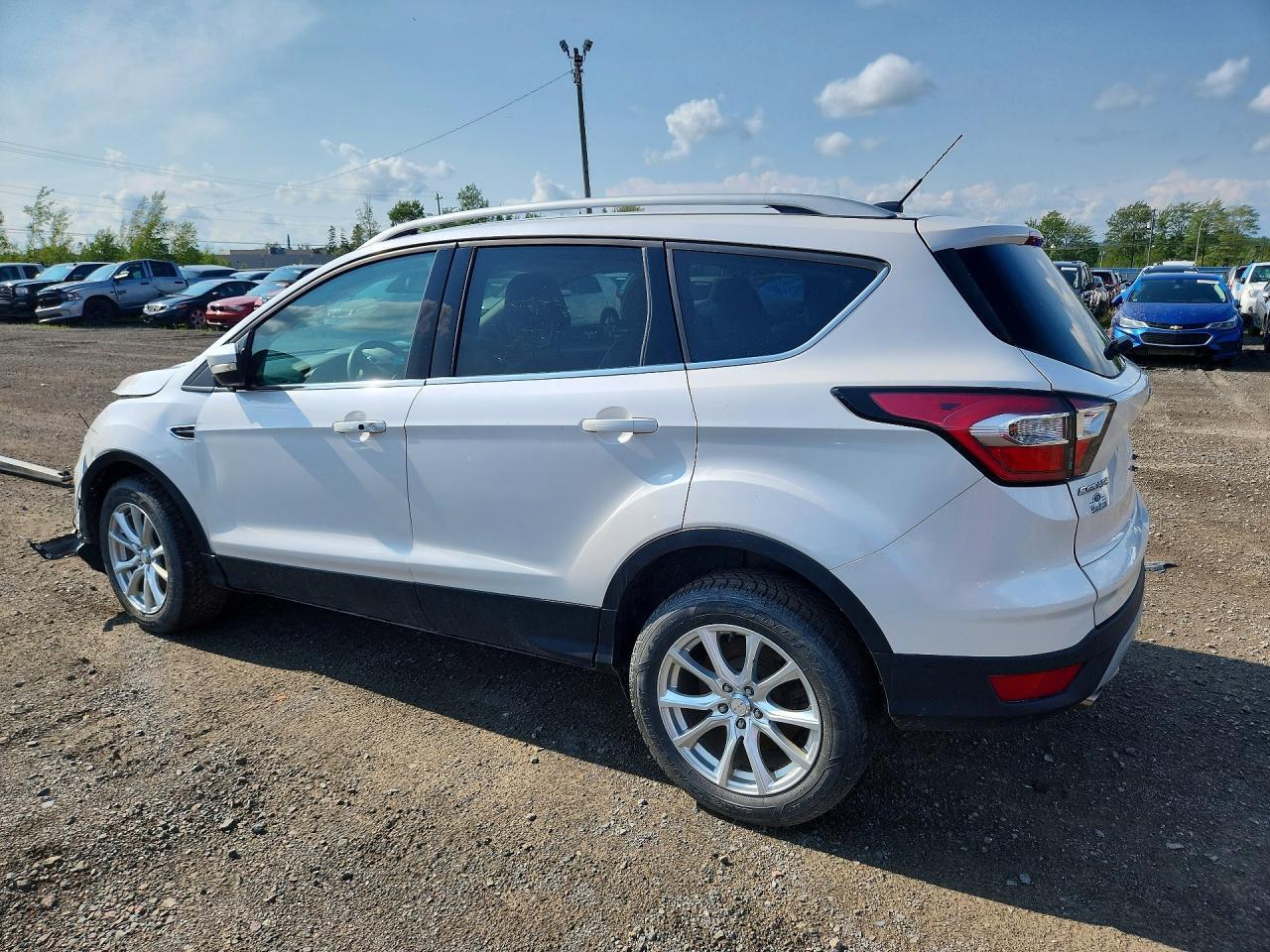 1FMCU9J98HUB69640 2017 FORD ESCAPE photo no. 2