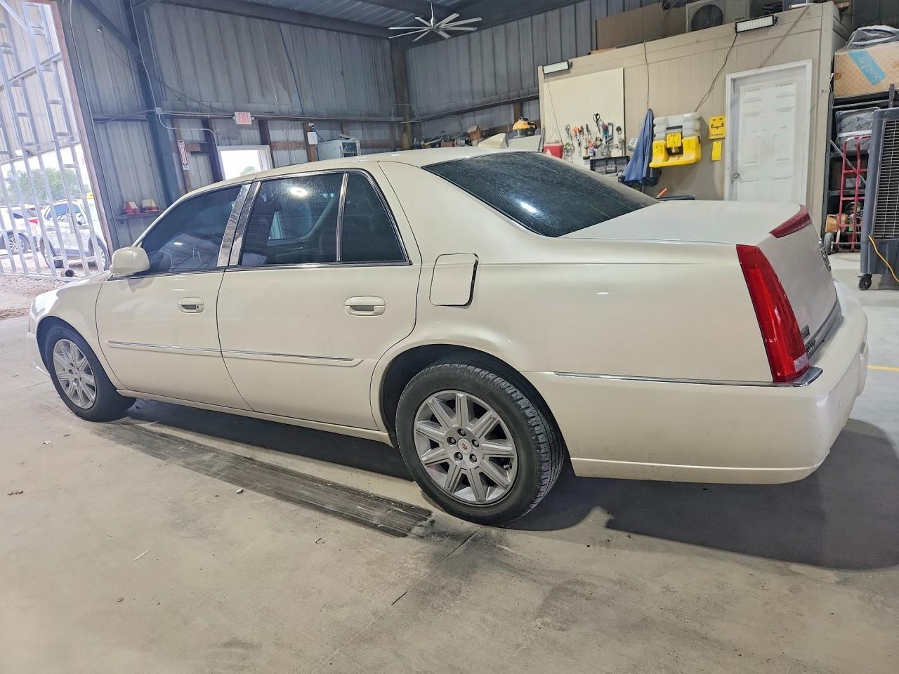 1G6KH5E67BU110960 2011 CADILLAC DTS photo no. 2