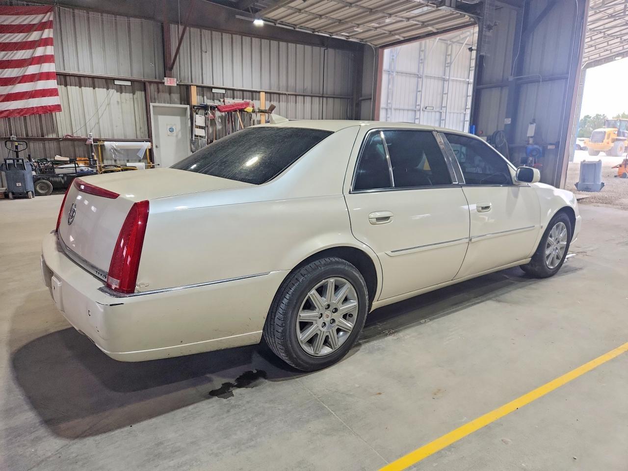 1G6KH5E67BU110960 2011 CADILLAC DTS photo no. 3