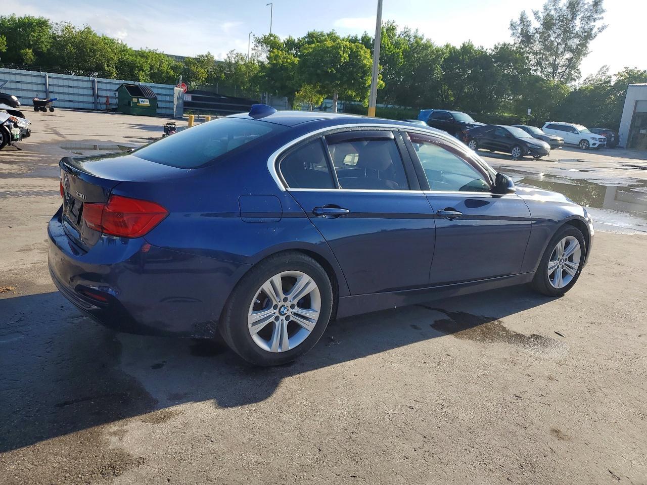 2017 BMW 330 XI — Фото 3 из 13