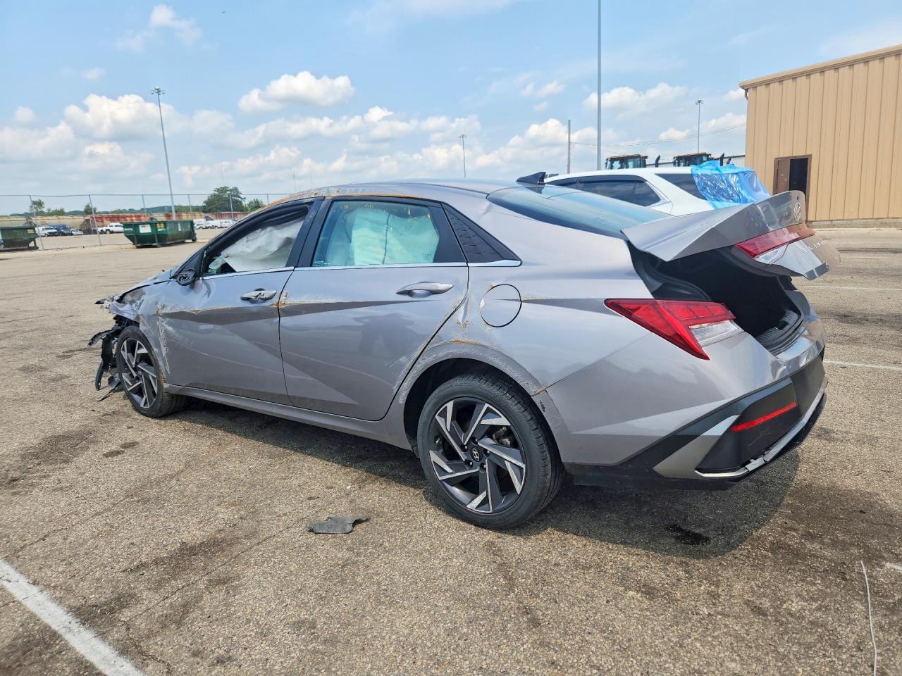 2025 HYUNDAI ELANTRA SEL — Фото 2 из 12