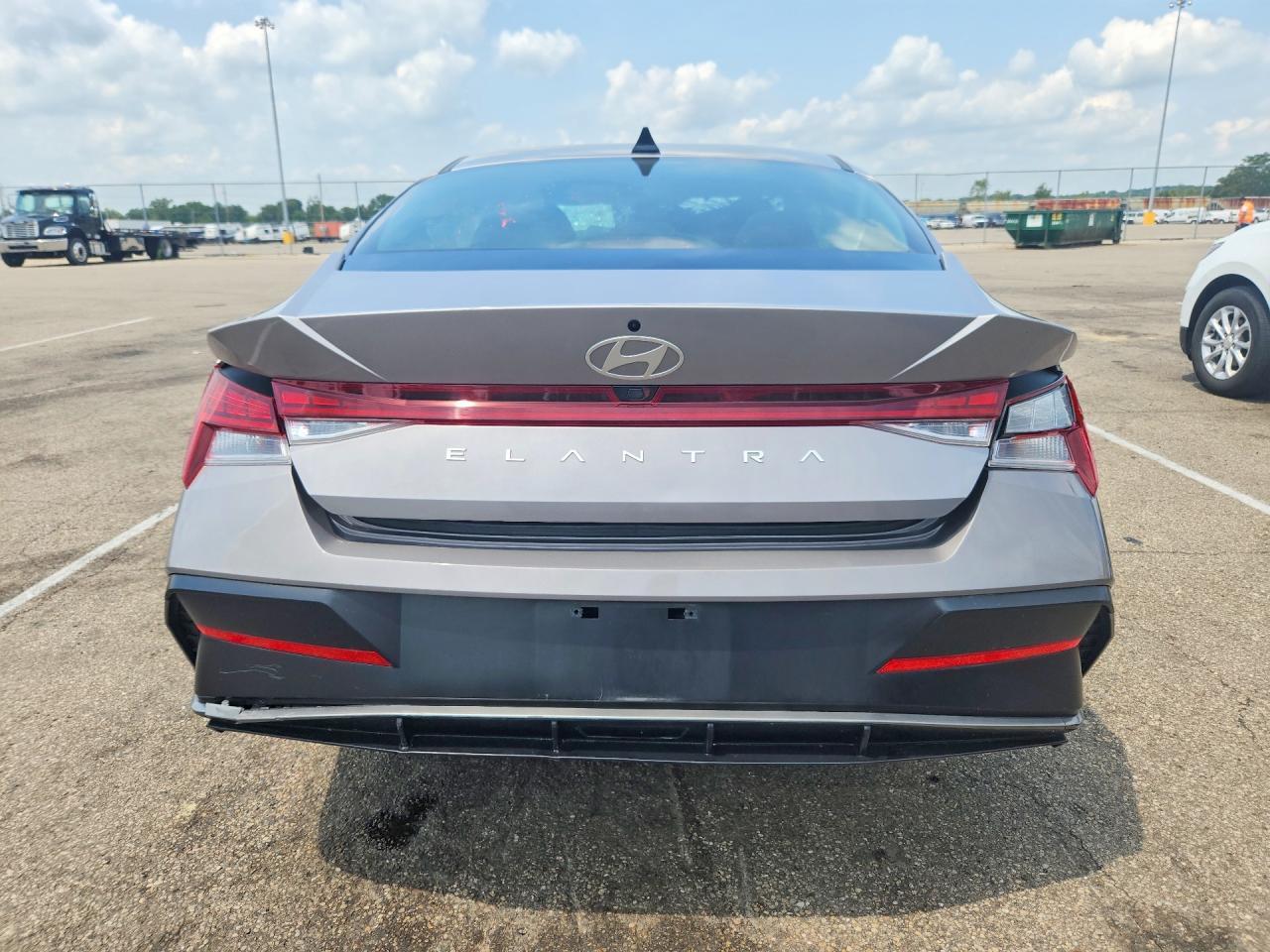 2025 HYUNDAI ELANTRA SEL — Фото 6 из 12