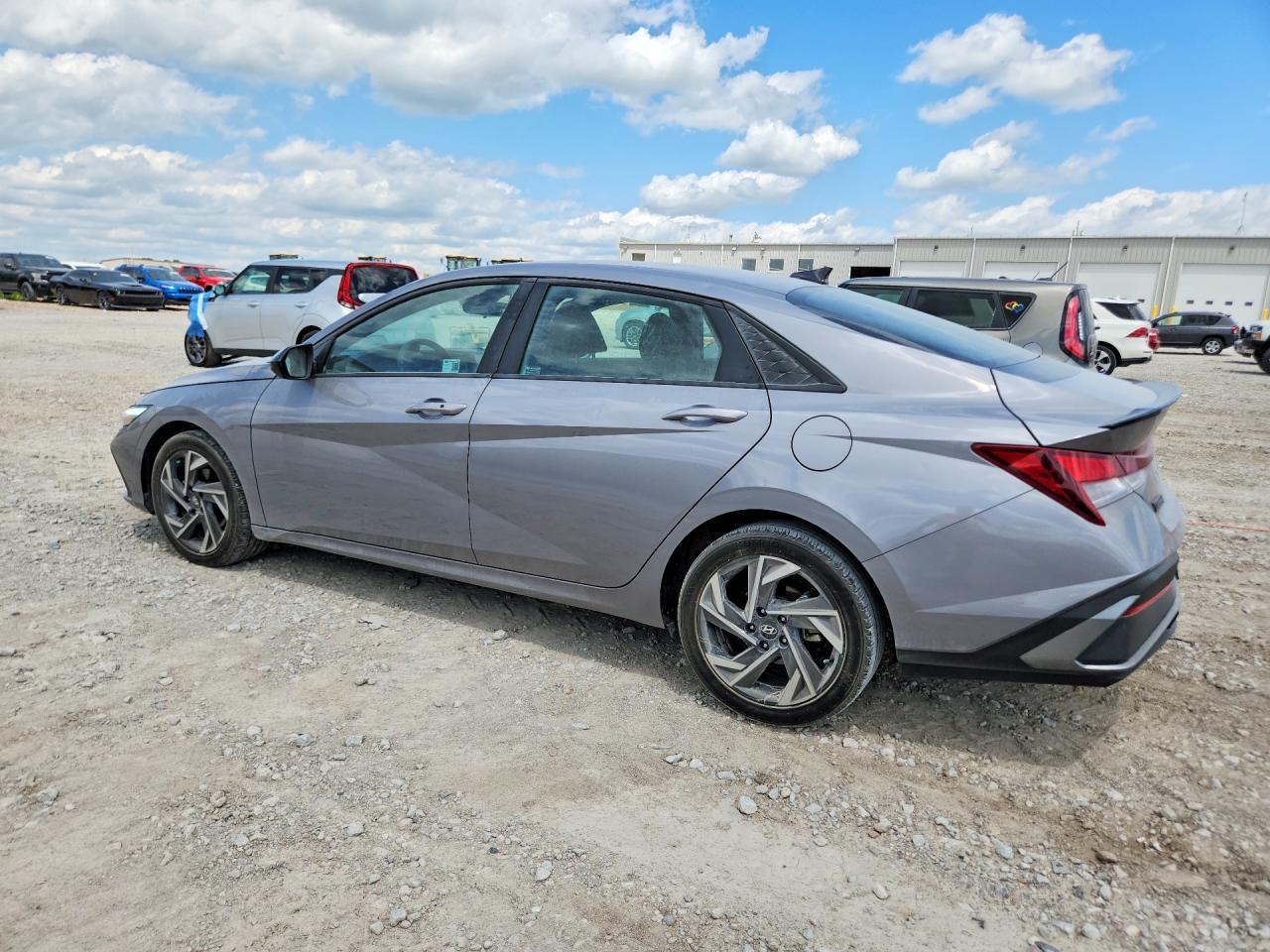 2025 HYUNDAI ELANTRA SEL SPORT — Фото 2 из 12