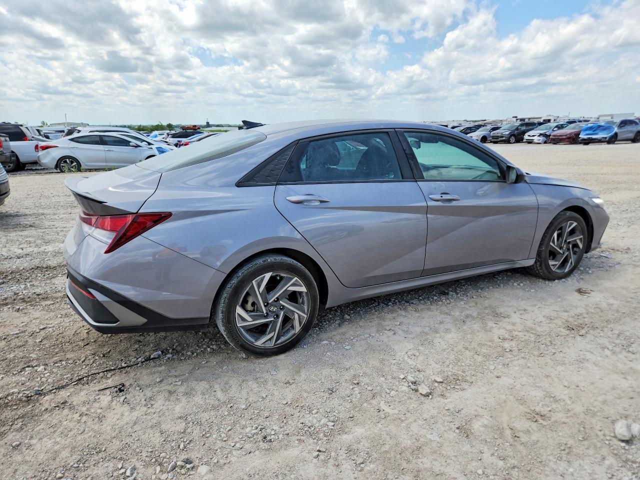 2025 HYUNDAI ELANTRA SEL SPORT — Фото 3 из 12
