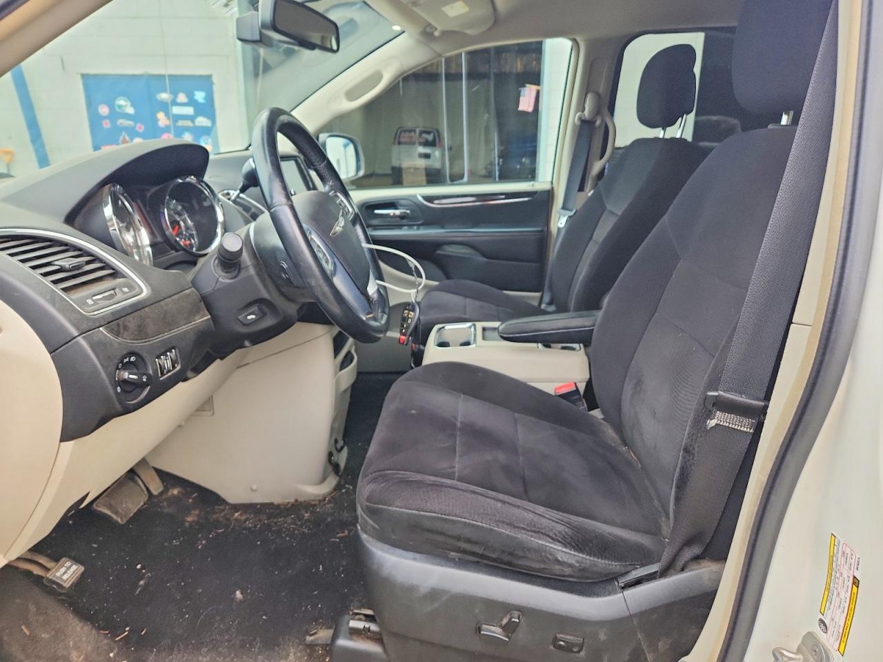 2011 CHRYSLER TOWN & COUNTRY TOURING — Фото 7 из 13