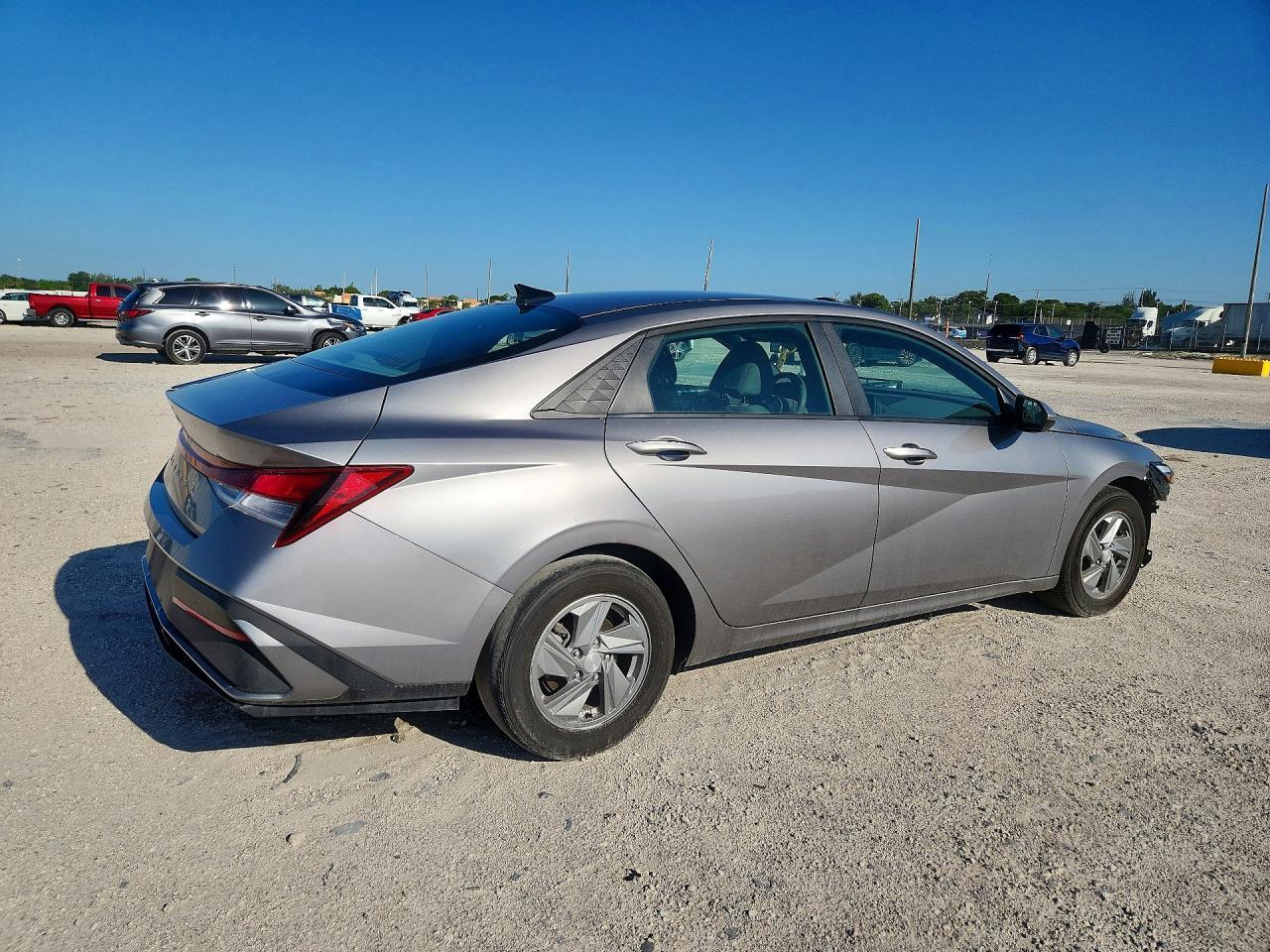 2025 HYUNDAI ELANTRA SE — Фото 3 из 13