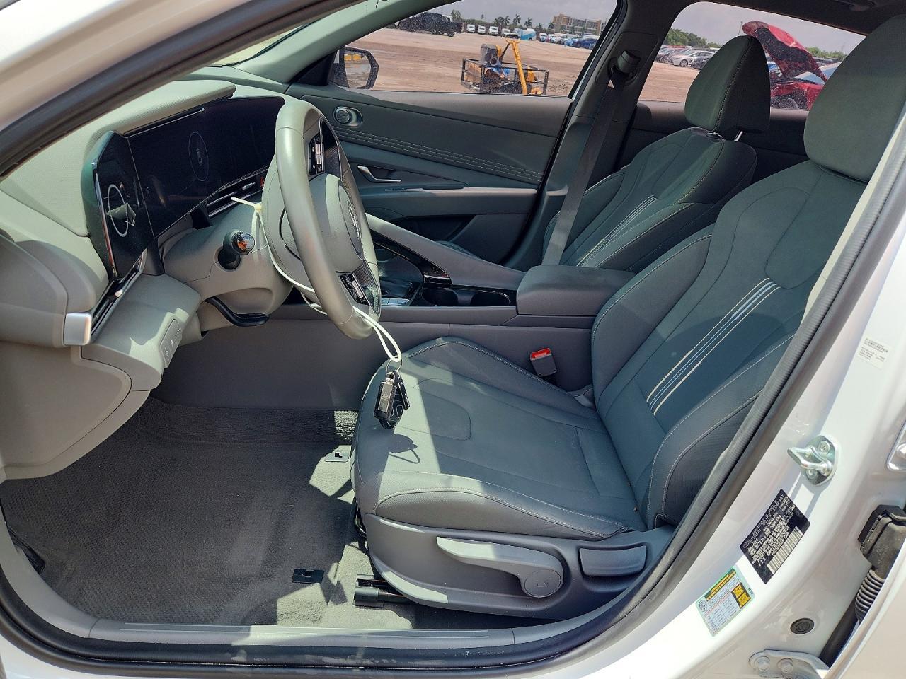 2025 HYUNDAI ELANTRA SEL — Фото 7 из 12
