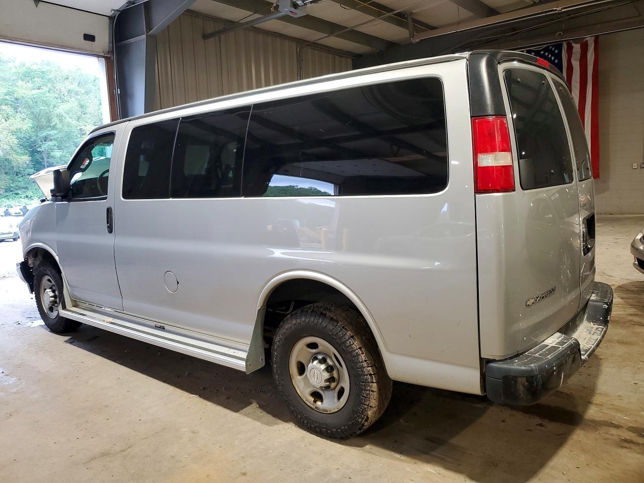 1GAWGEFFXH1263366 2017 CHEVROLET EXPRESS G2500 photo no. 2