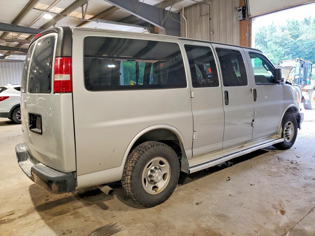 1GAWGEFFXH1263366 2017 CHEVROLET EXPRESS G2500 photo no. 3
