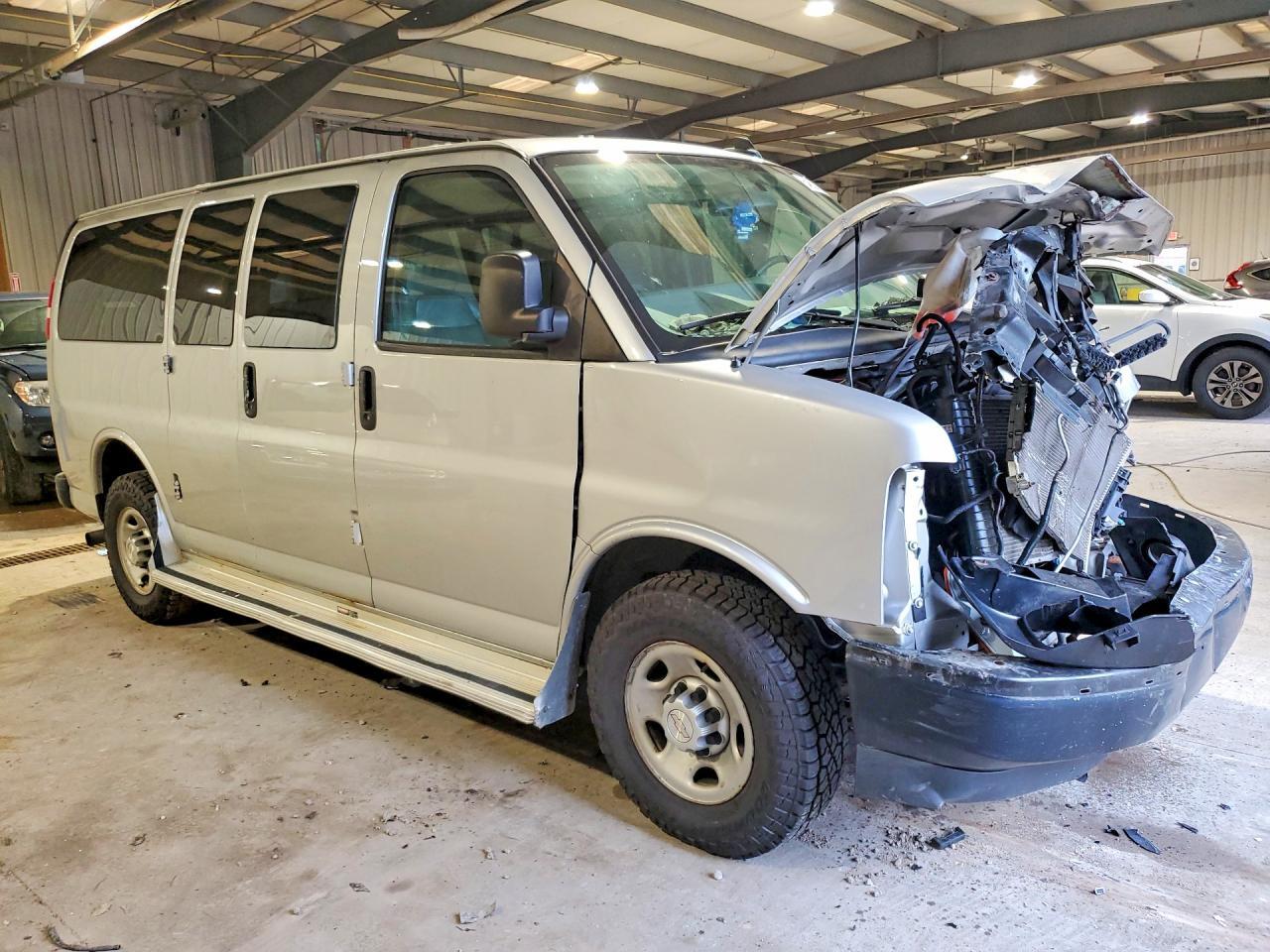 1GAWGEFFXH1263366 2017 CHEVROLET EXPRESS G2500 photo no. 4