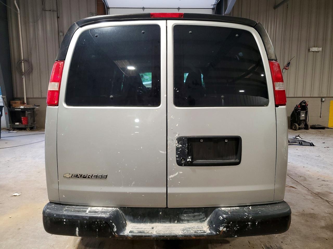 1GAWGEFFXH1263366 2017 CHEVROLET EXPRESS G2500 photo no. 6