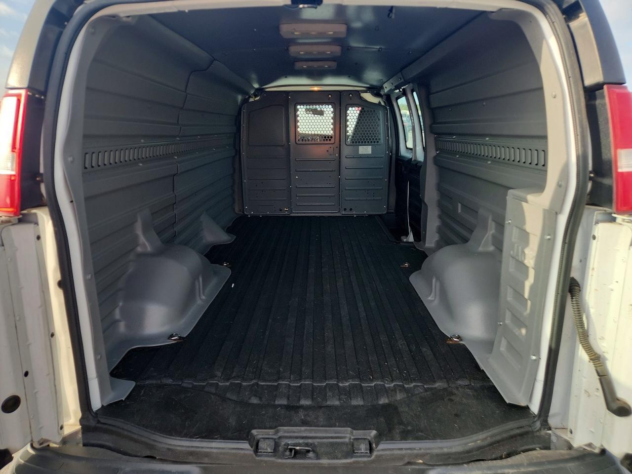 2017 CHEVROLET EXPRESS G2500 — Фото 10 из 13
