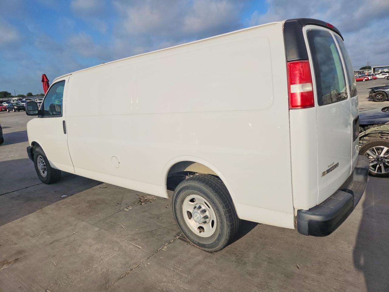 2017 CHEVROLET EXPRESS G2500 — Фото 2 из 13