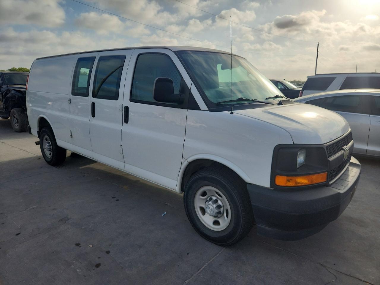 2017 CHEVROLET EXPRESS G2500 — Фото 4 из 13