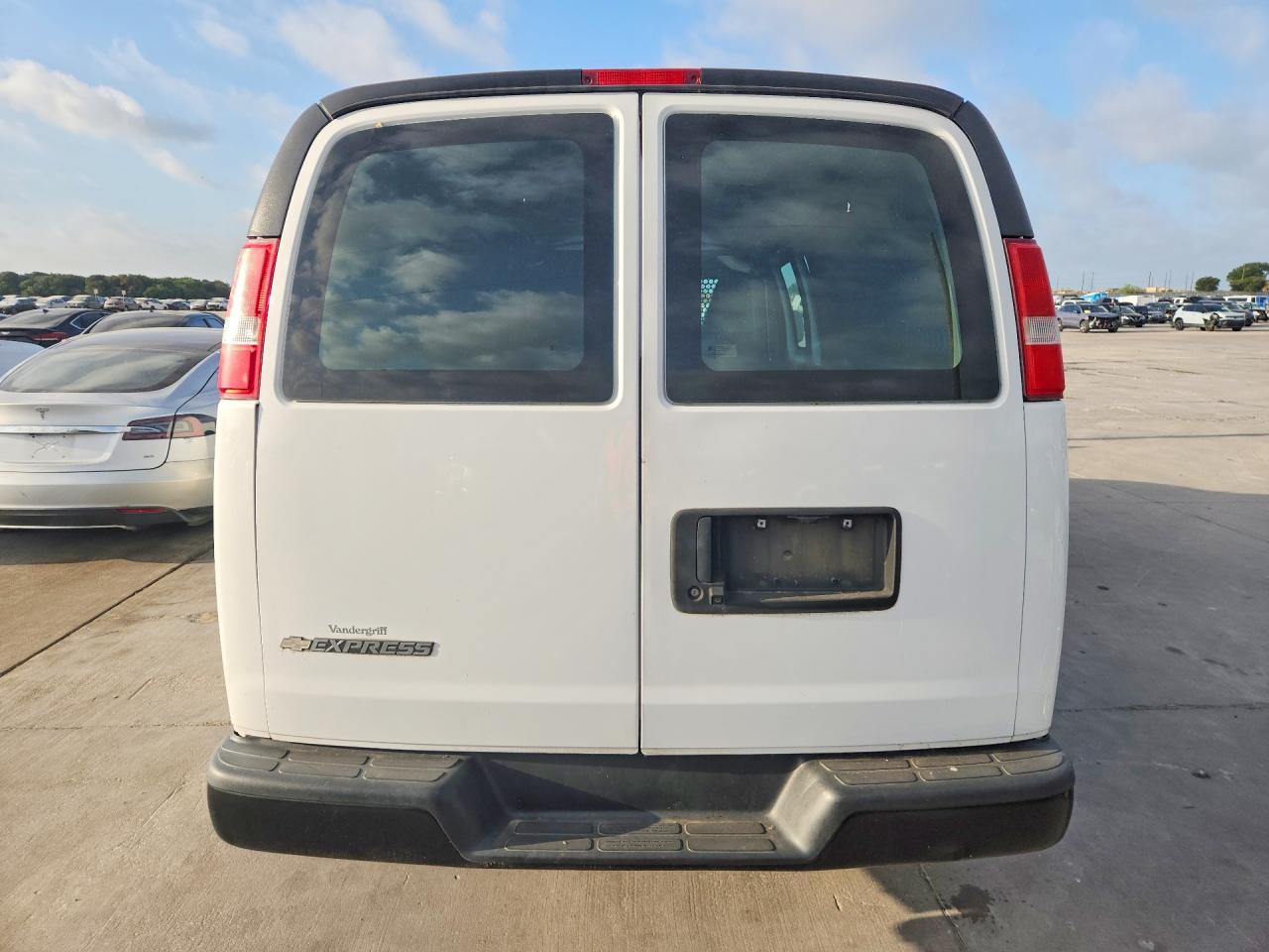 2017 CHEVROLET EXPRESS G2500 — Фото 6 из 13