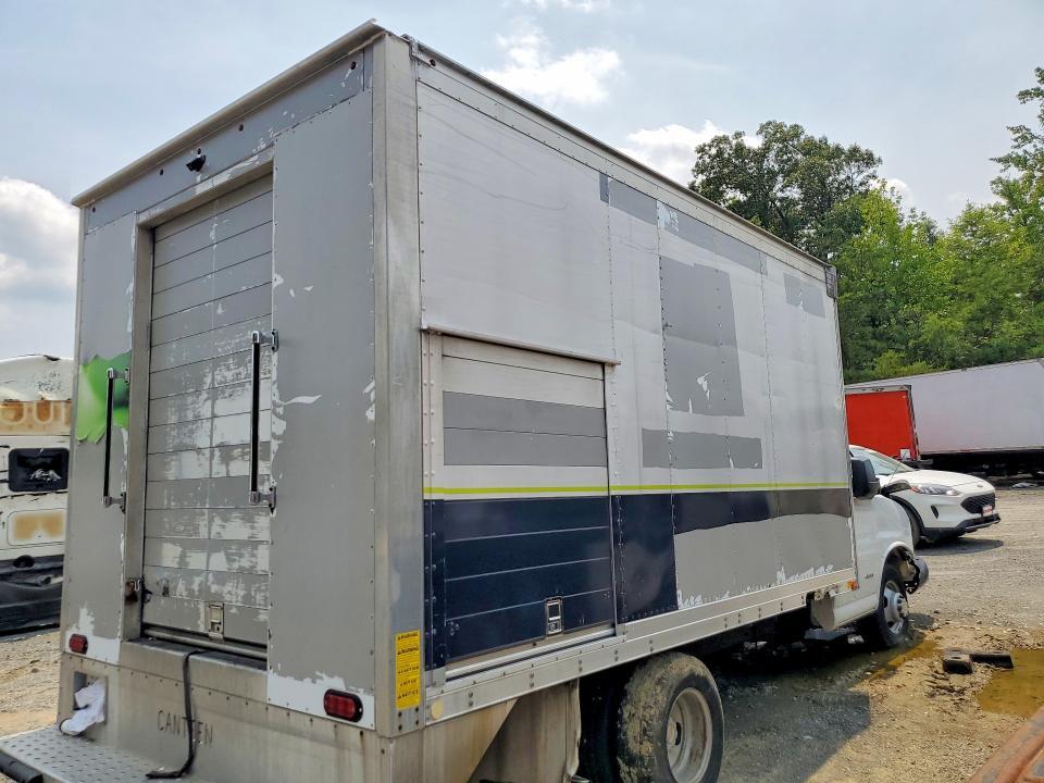 2017 CHEVROLET EXPRESS REFRIGERATED BOX TRUCK — Фото 3 из 13