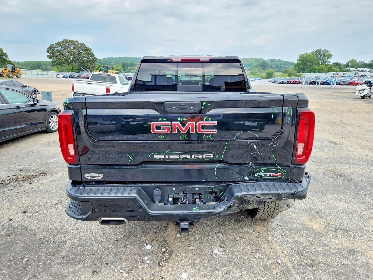 2021 GMC SIERRA K1500 AT4 — Фото 6 из 12
