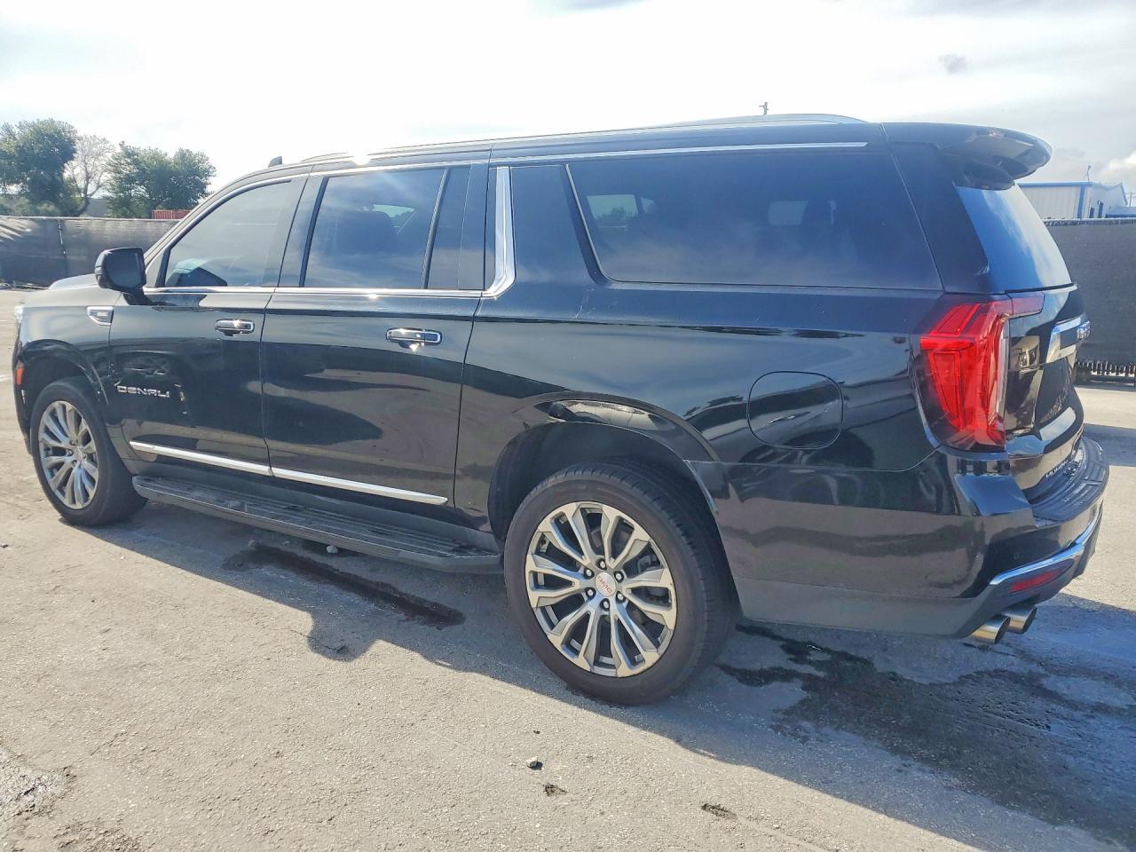 2021 GMC YUKON XL DENALI — Фото 2 из 13