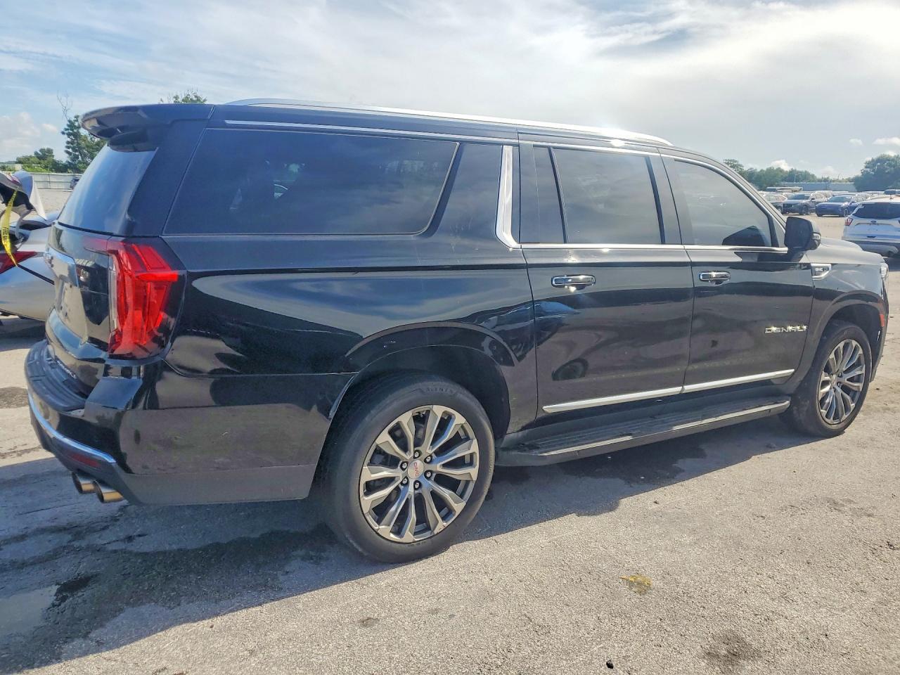2021 GMC YUKON XL DENALI — Фото 3 из 13