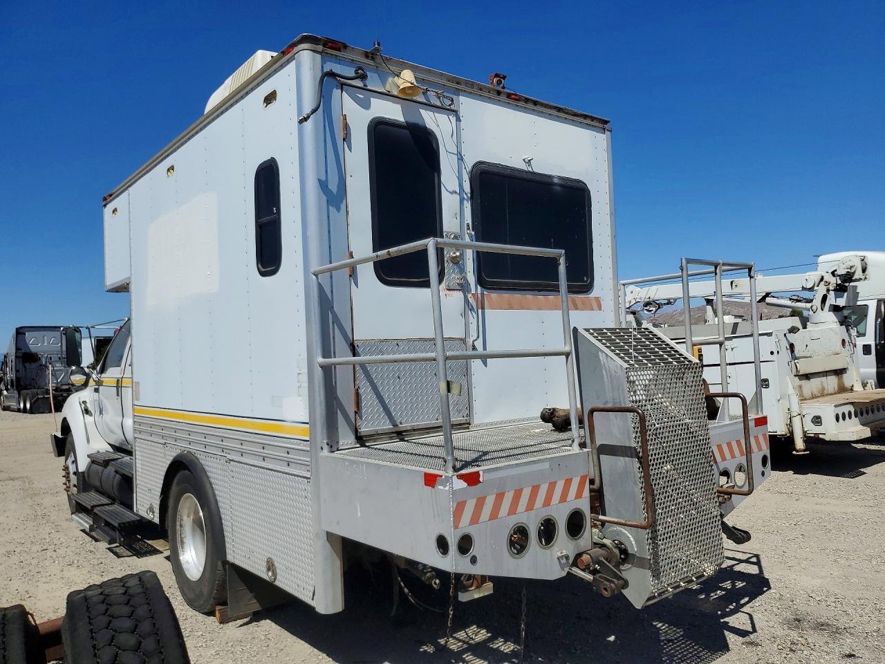 2011 FORD F750 SUPER - RAILROAD SERVICE TRUCK — Фото 2 из 13