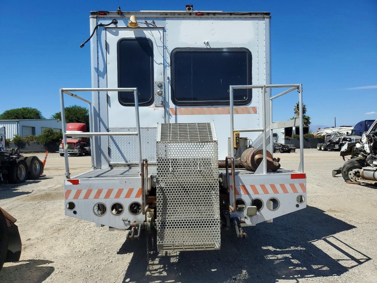 2011 FORD F750 SUPER - RAILROAD SERVICE TRUCK — Фото 6 из 13