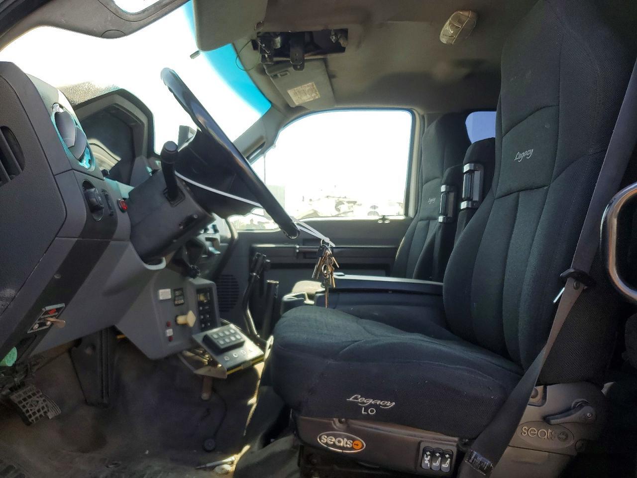 2011 FORD F750 SUPER - RAILROAD SERVICE TRUCK — Фото 7 из 13