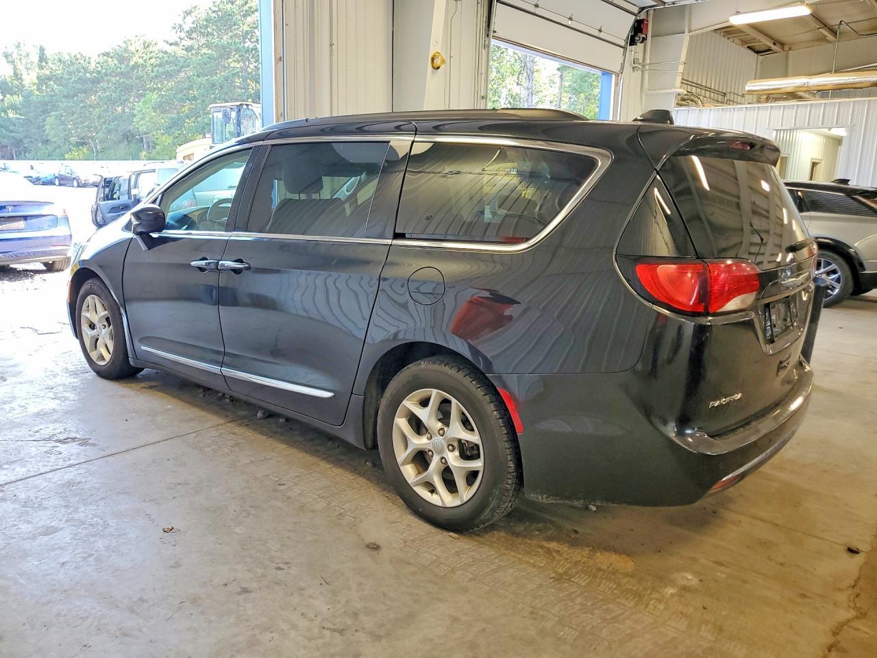 2017 CHRYSLER PACIFICA TOURING L — Фото 2 из 13