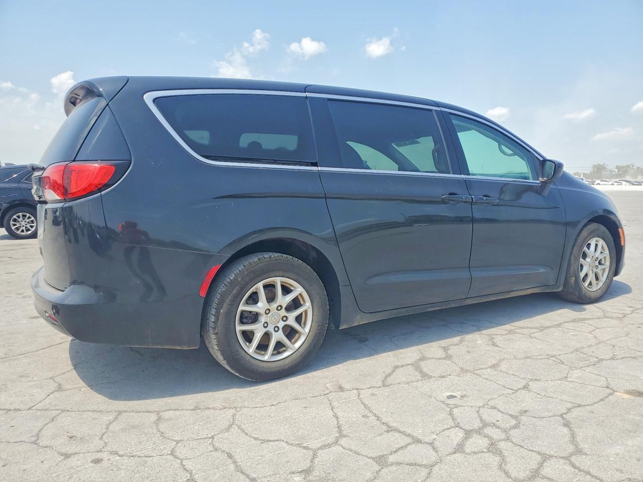 2017 CHRYSLER PACIFICA TOURING — Фото 3 из 13