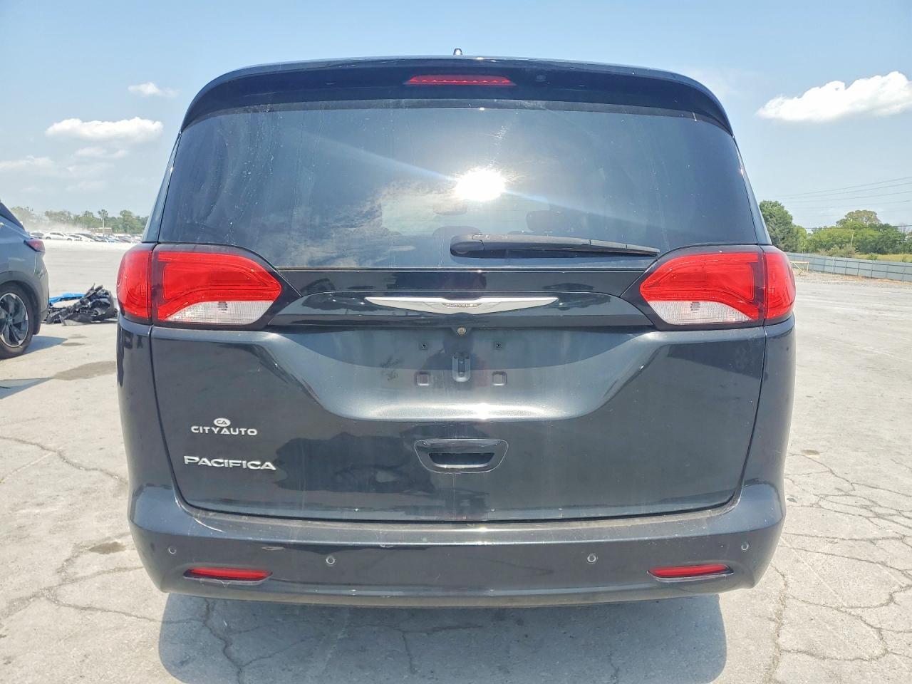 2017 CHRYSLER PACIFICA TOURING — Фото 6 из 13