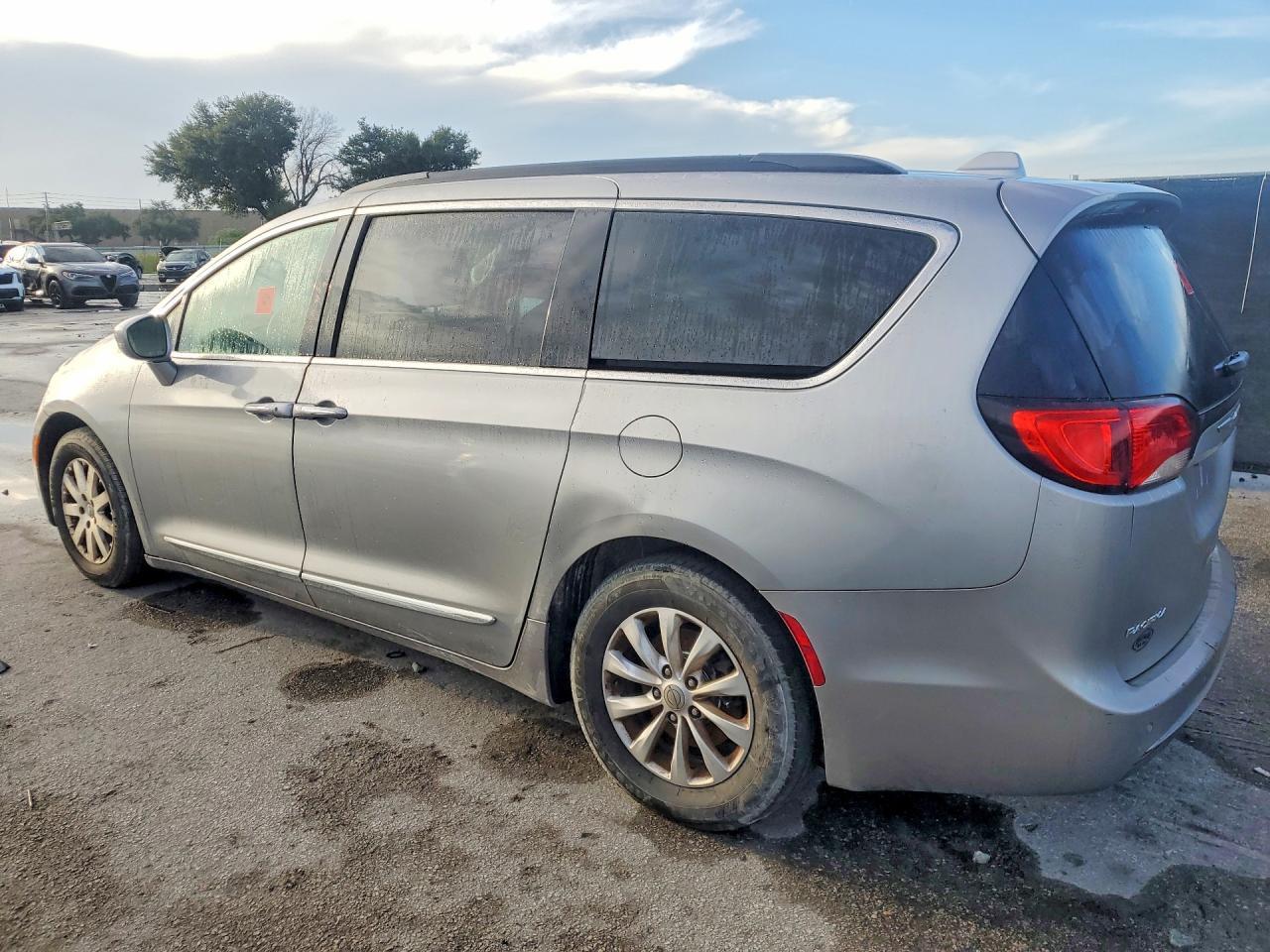 2017 CHRYSLER PACIFICA TOURING L — Фото 2 из 13