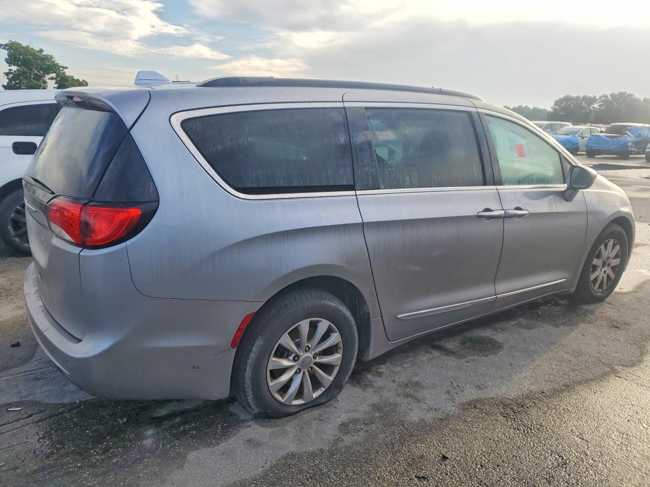 2017 CHRYSLER PACIFICA TOURING L — Фото 3 из 13