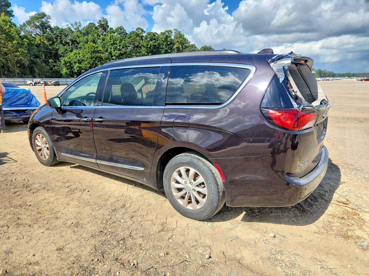 2C4RC1BG8HR734028 2017 CHRYSLER PACIFICA photo no. 2