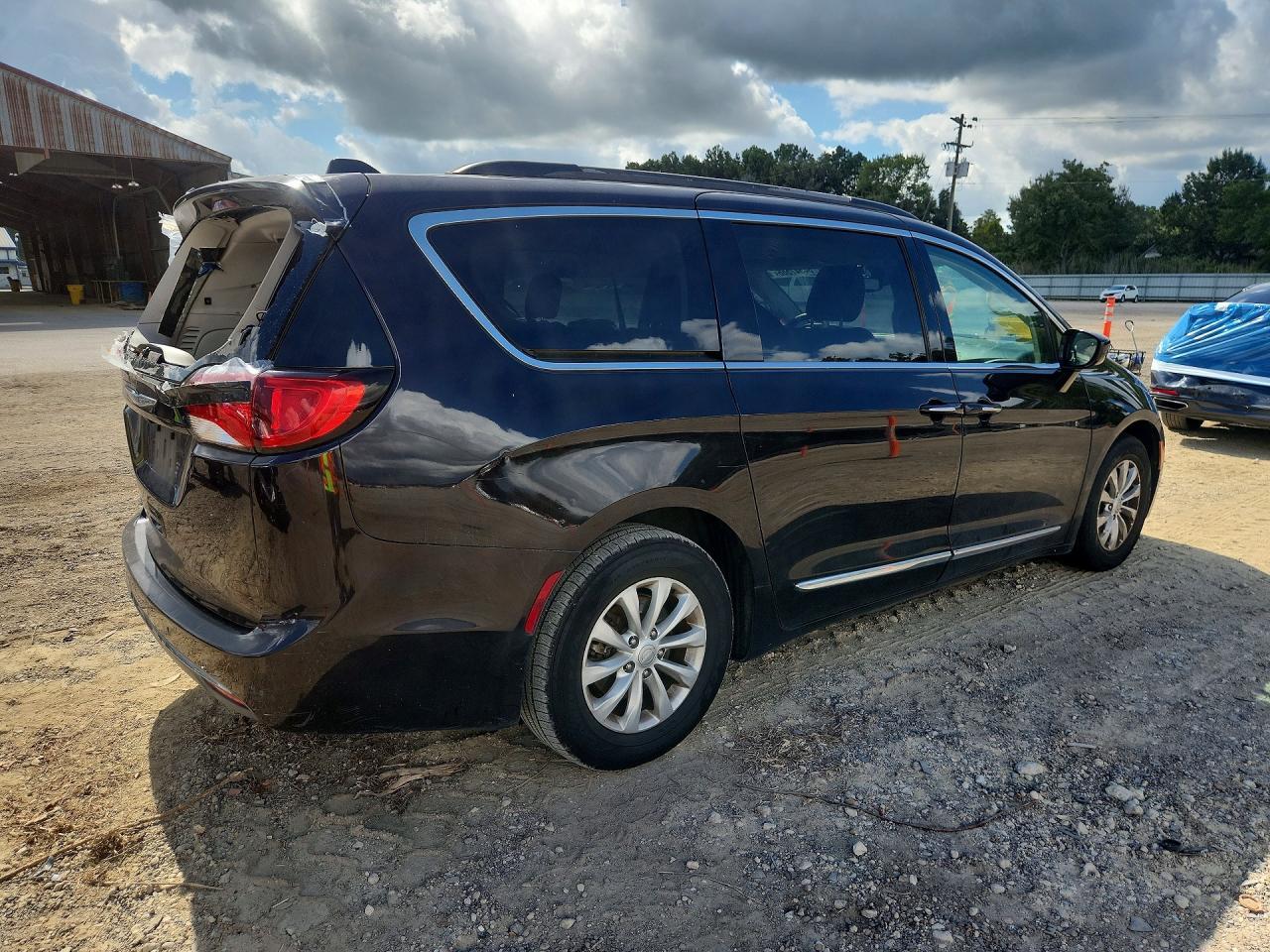 2C4RC1BG8HR734028 2017 CHRYSLER PACIFICA photo no. 3