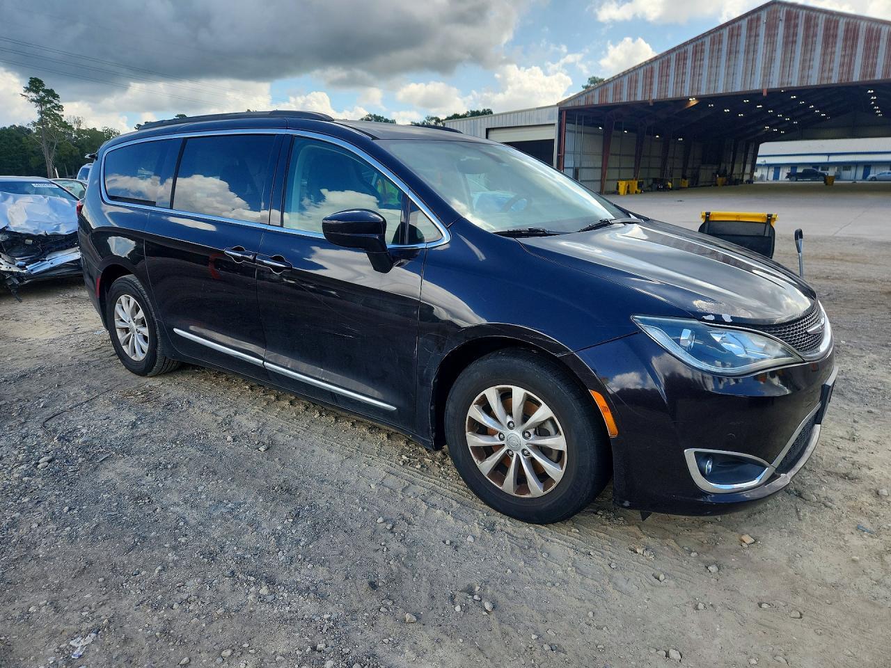 2C4RC1BG8HR734028 2017 CHRYSLER PACIFICA photo no. 4
