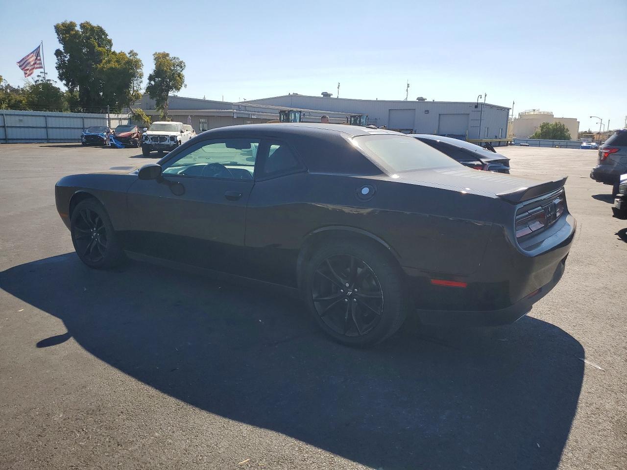 2017 DODGE CHALLENGER SXT — Фото 2 из 12