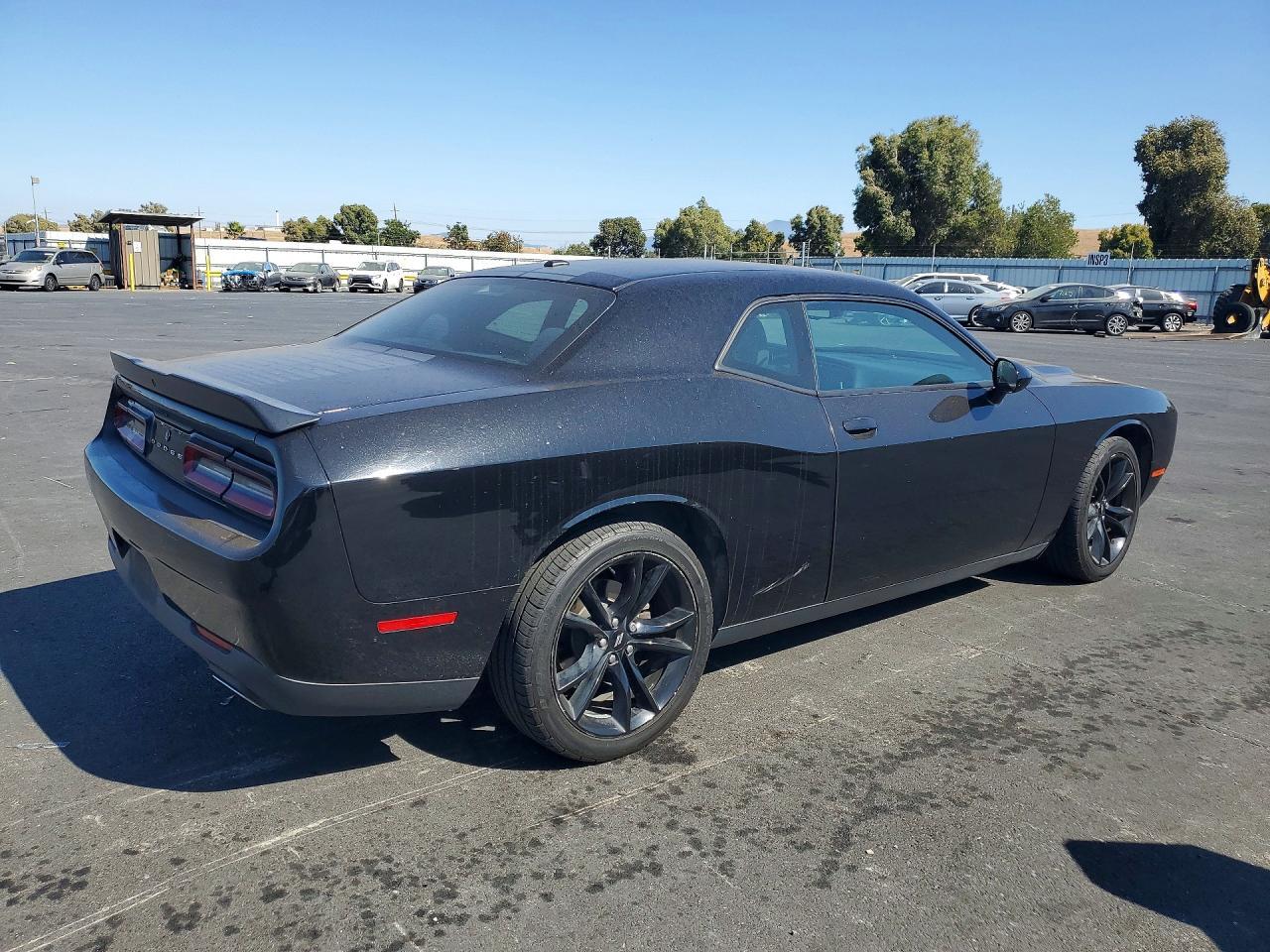 2017 DODGE CHALLENGER SXT — Фото 3 из 12