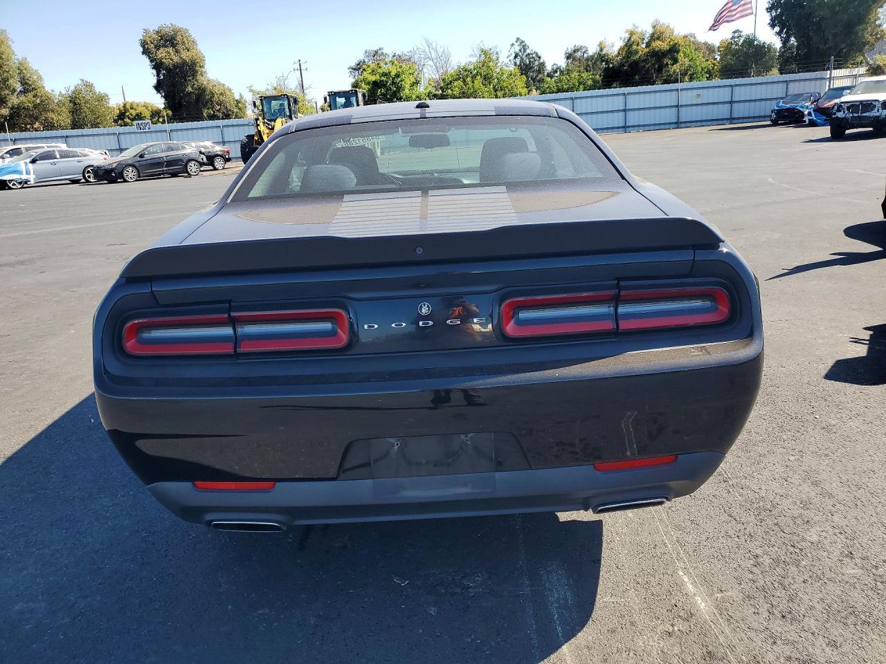 2017 DODGE CHALLENGER SXT — Фото 6 из 12