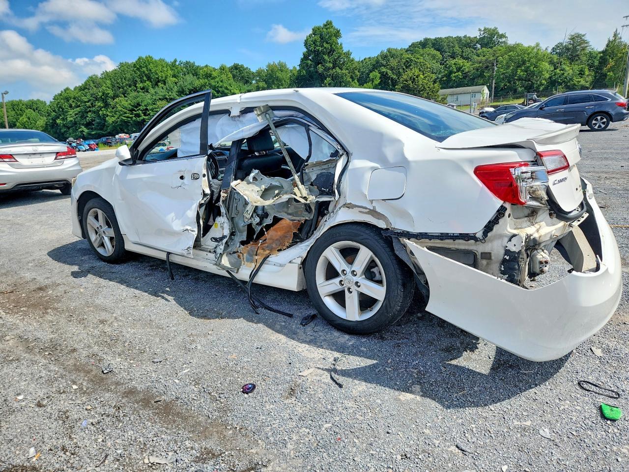 2013 TOYOTA CAMRY SE — Фото 2 из 12