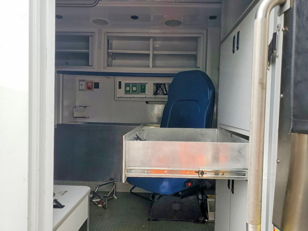 2017 FORD ECONOLINE E450 SD  AMBULANCE — Фото 10 из 12