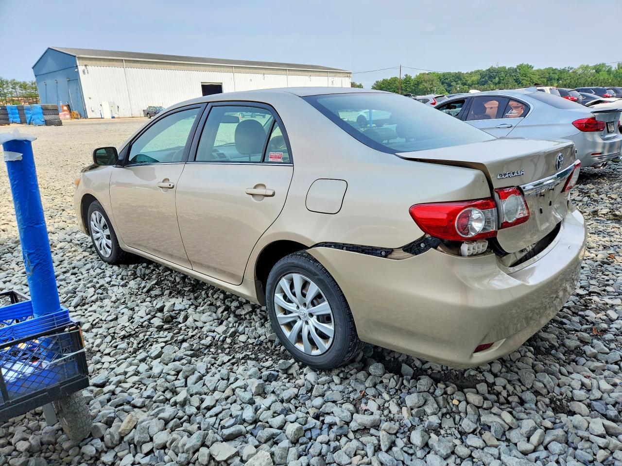 2013 TOYOTA COROLLA LE — Фото 2 из 12