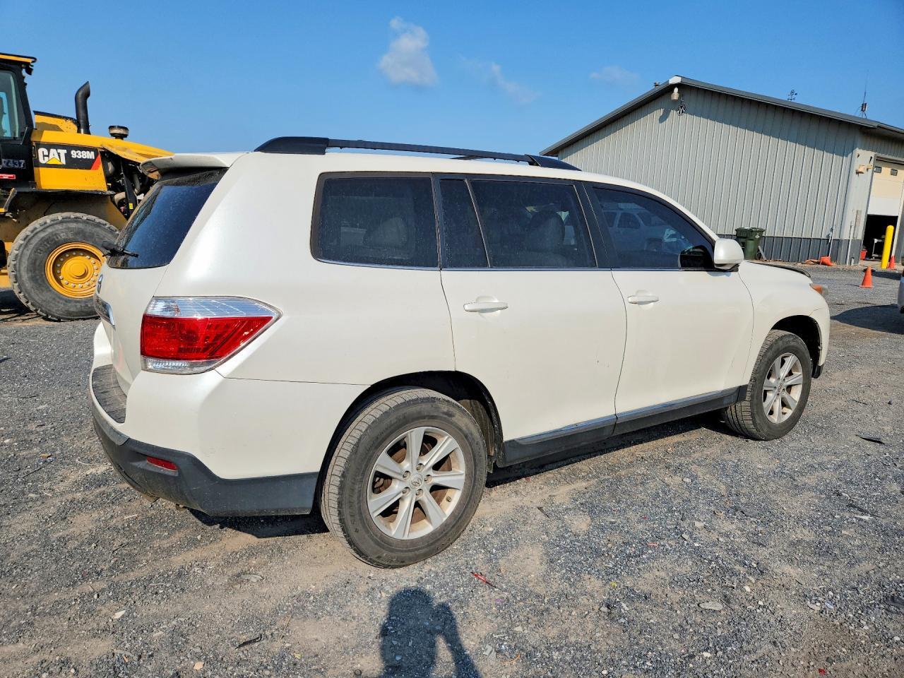 5TDBK3EH8DS254884 2013 TOYOTA HIGHLANDER photo no. 3