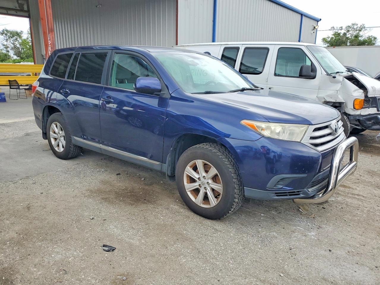 2013 TOYOTA HIGHLANDER BASE — Фото 4 из 14