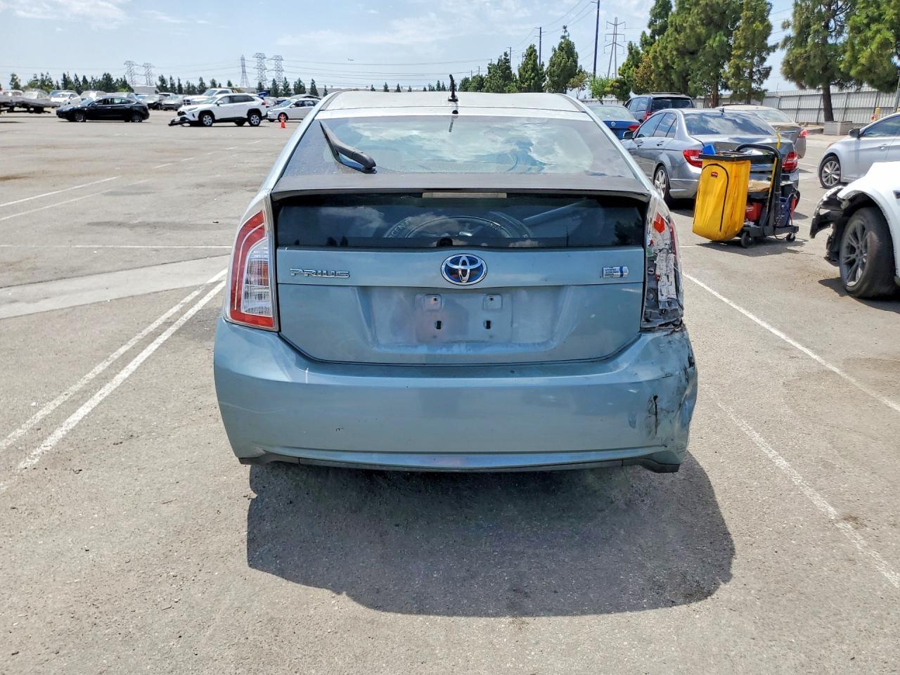 2013 TOYOTA PRIUS TWO — Фото 6 из 12