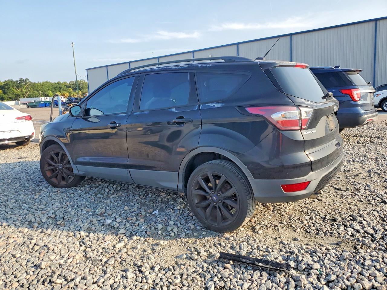 2017 FORD ESCAPE SE — Фото 2 из 13