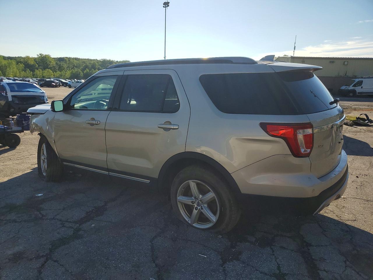 2017 FORD EXPLORER XLT — Фото 2 из 13