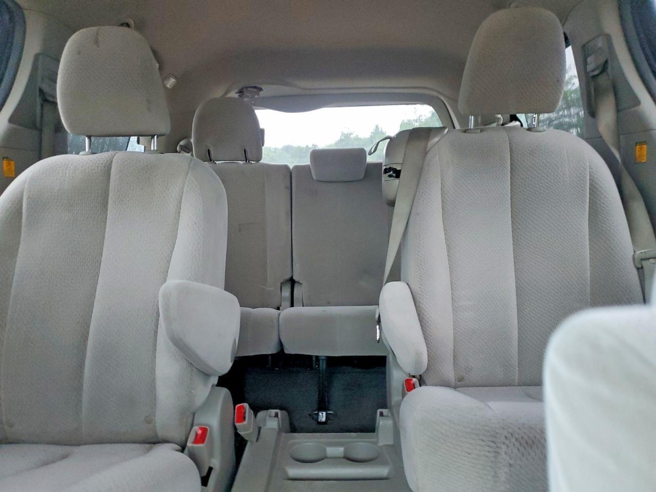2013 TOYOTA SIENNA LE — Фото 10 из 14