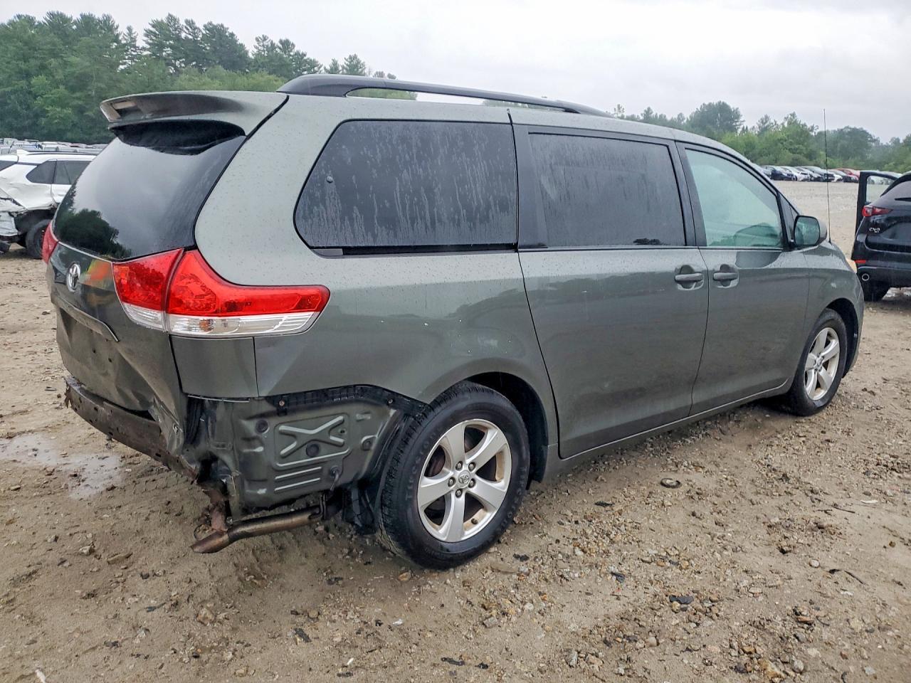 2013 TOYOTA SIENNA LE — Фото 3 из 14