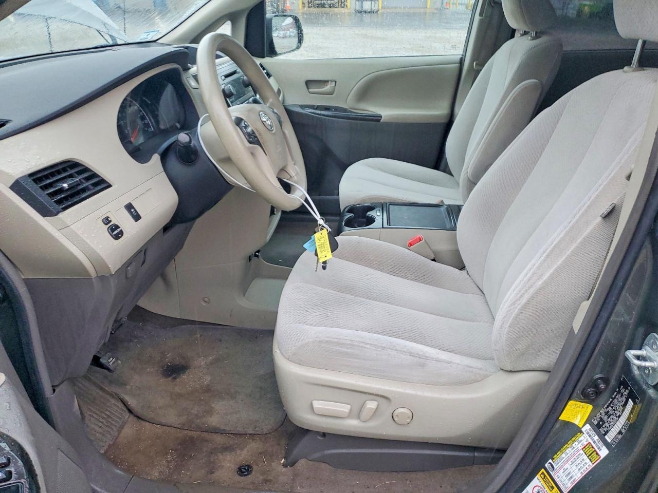 2013 TOYOTA SIENNA LE — Фото 7 из 14